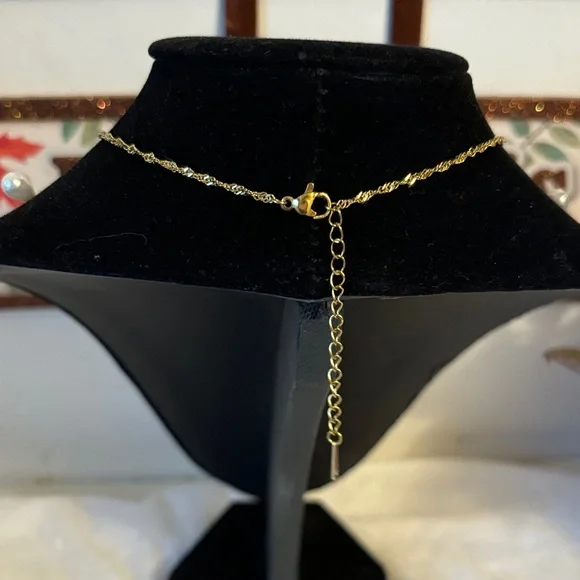 Elegant Gold and Silver Pendant Necklace - Picture 3 of 6